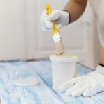 Man som använder epoxy