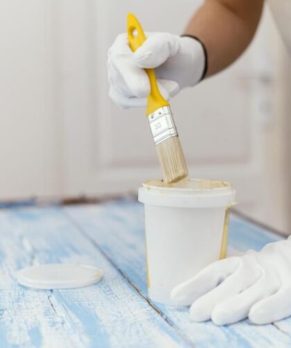 Man som använder epoxy