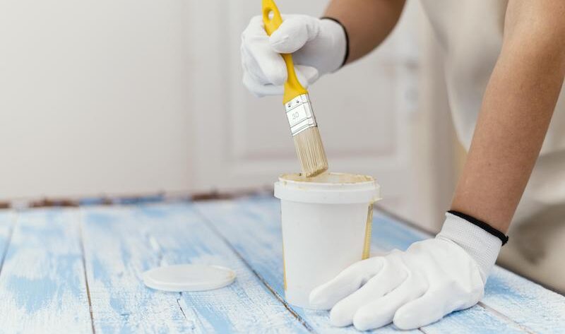 Man som använder epoxy