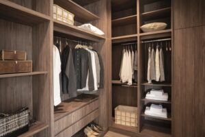 Walk in closet i mörkt trä
