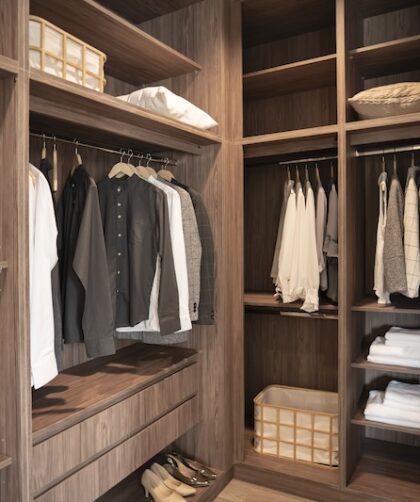Walk in closet i mörkt trä
