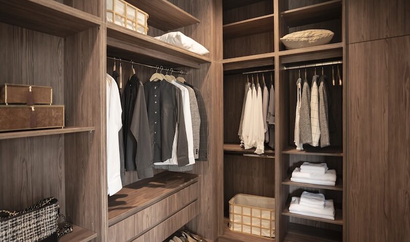 Walk in closet i mörkt trä