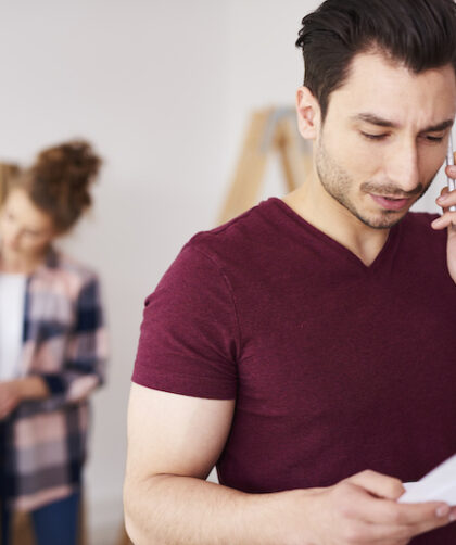 Två personer som packar och planerar flytt