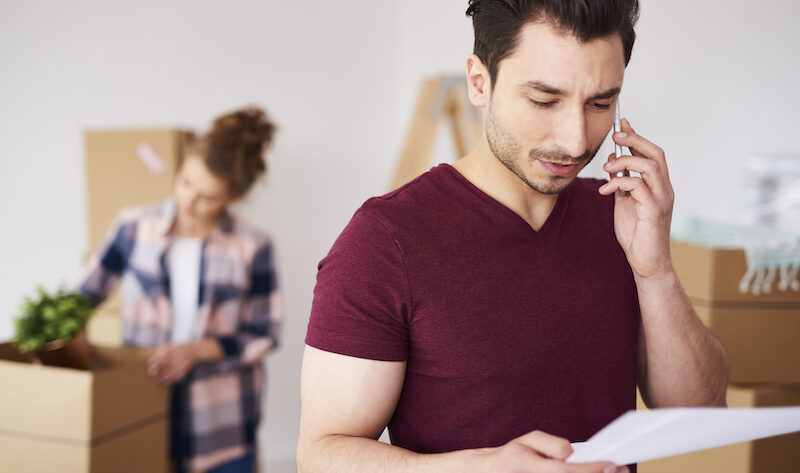 Två personer som packar och planerar flytt