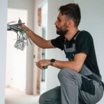 Elektriker som leder om el